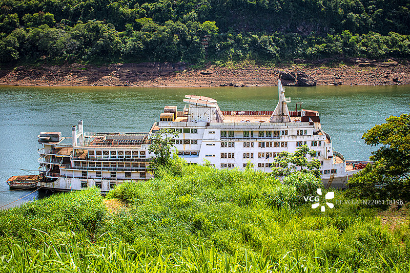 被遗弃的船只，伊瓜苏河和河岸。阿根廷米西奥内斯省伊瓜苏港。图片素材