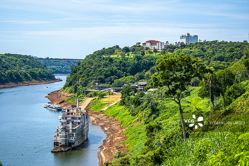 被遗弃的船只，伊瓜苏河和河岸。阿根廷米西奥内斯省伊瓜苏港。图片素材