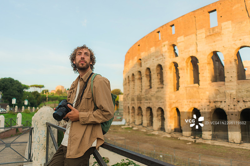 在罗马斗兽场附近拍照的男子与相机图片素材