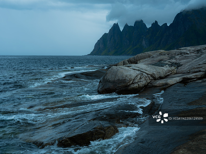挪威洛福滕群岛岩石海滩上大西洋的波涛汹涌图片素材