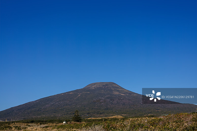 八丈富士山，一座巨大的活火山，清晰可见。八丈岛，伊豆群岛，东京 - 2025。图片素材