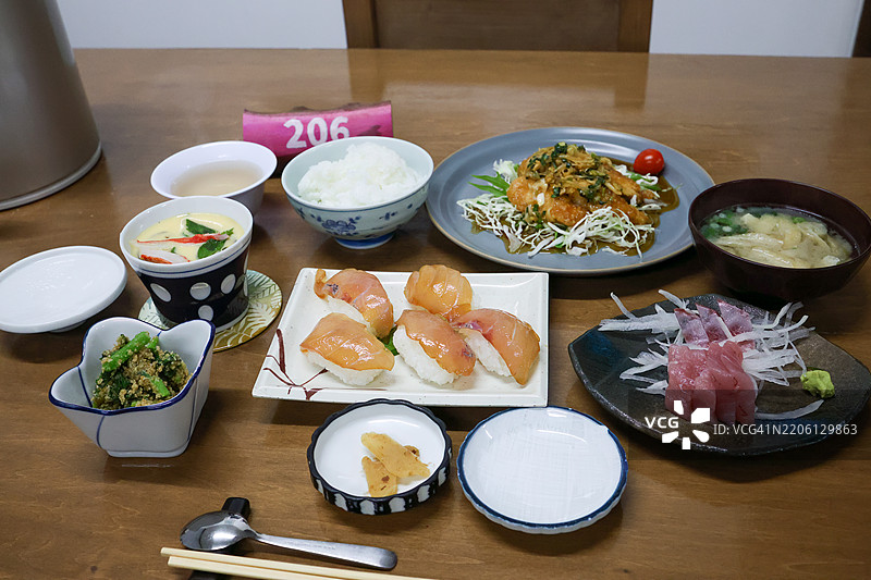 八丈岛的梅岛金枪鱼（幼年黄鳍金枪鱼，Thunnus albacares）和大眼鲹（Seriola dumerili）刺身。岛寿司是八丈岛特有的一种寿司。在一家民宿享用丰盛的海鲜晚餐。图片素材