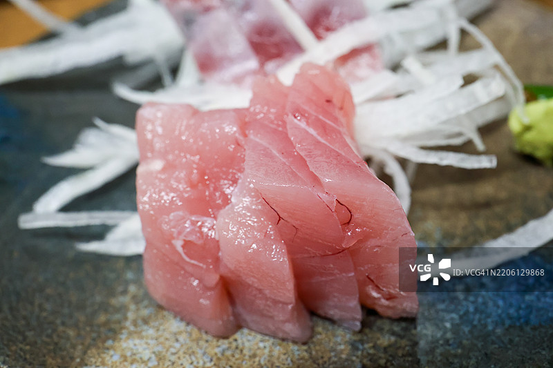 八丈岛的美味刺身，包括幼年黄鳍金枪鱼（Thunnus albacares）和大眼金枪鱼（Seriola dumerili）。在一家客栈享用丰盛的海鲜晚餐。八丈岛，伊豆群岛，东京 - 2025年3月1日。图片素材