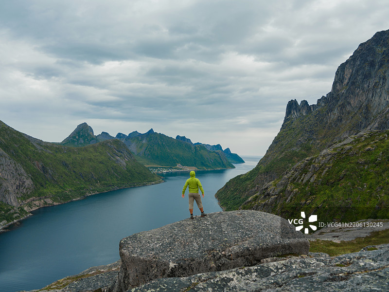 在挪威偏远荒野中徒步旅行的男子图片素材