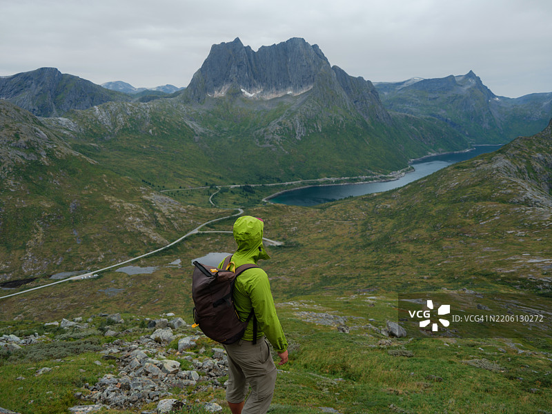 在挪威偏远荒野中徒步旅行的男子图片素材