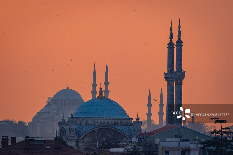 土耳其日落时分清澈天空下的清真寺剪影图片素材