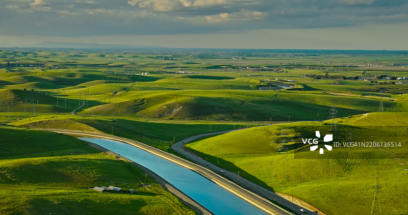 加州水渠在阿尔塔蒙特的草坡上图片素材