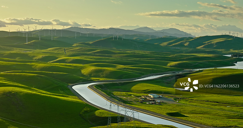 郁郁葱葱的绿色山丘与加利福尼亚运河图片素材