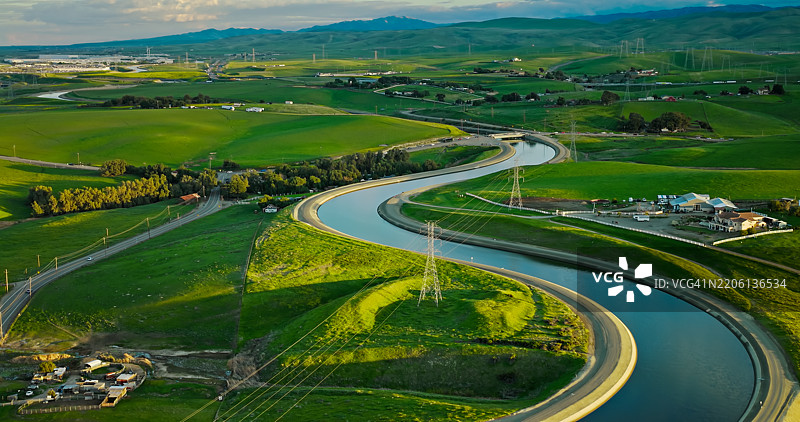 高角度拍摄的草坡、乡村公路和加利福尼亚运河 - 阿尔塔蒙特山口图片素材