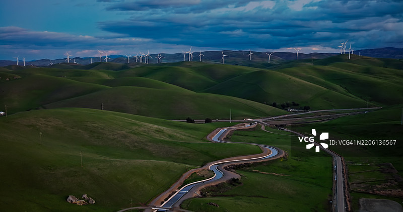 宽幅照片展示了流向阿尔塔蒙特山口风车的水渠支流图片素材