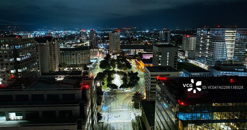 圣荷西市中心的塞萨尔·查韦斯广场周围的建筑夜景 - 空中视角图片素材