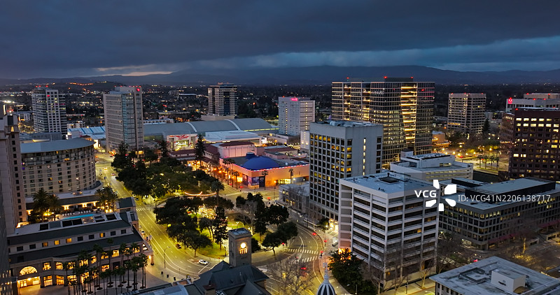 日出前俯瞰圣荷西市中心市场街通往塞萨尔·查韦斯广场的航拍镜头图片素材