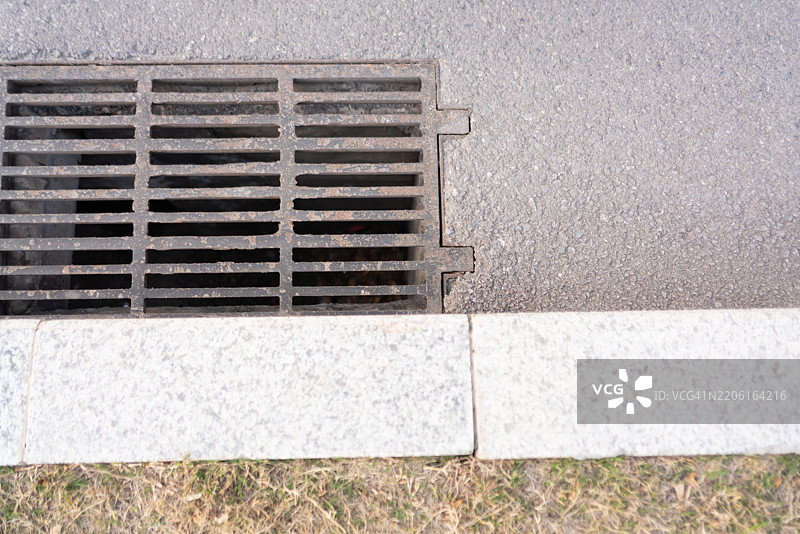 沥青路旁的下水道图片素材
