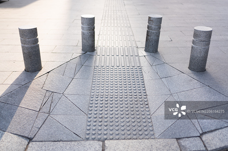 石制码头用于阻挡城市道路上的车辆图片素材