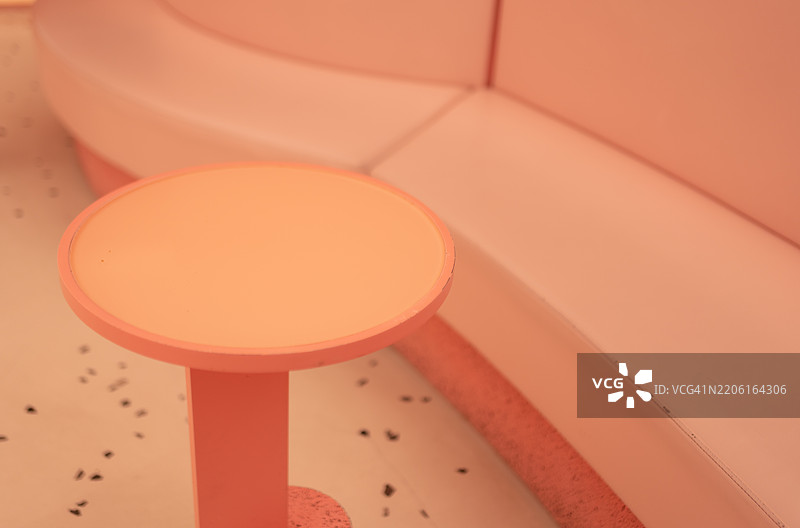 房间里的小粉色桌子图片素材