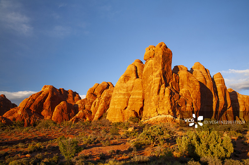 犹他州拱门国家公园日落时的火焰熔炉岩石 formations图片素材