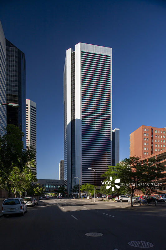 丹佛，科罗拉多州 – 位于999 18街的丹佛广场，由凯文·罗奇约翰·丁克鲁和合伙人设计图片素材