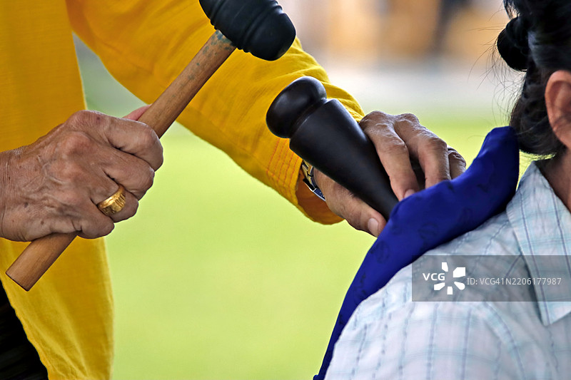 传统泰式按摩与木槌图片素材