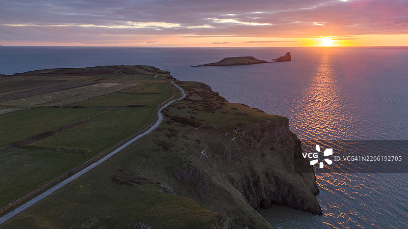 罗西利湾与虫头的日落图片素材