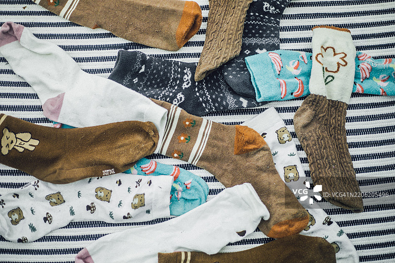 凌乱的棉袜放在地毯上俯视图图片素材