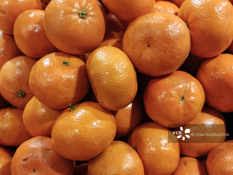 俯视图。一组新鲜的橘子。成熟美味的蜜橘在市场上。克莱门丁。水果店的广告和内容。图片素材