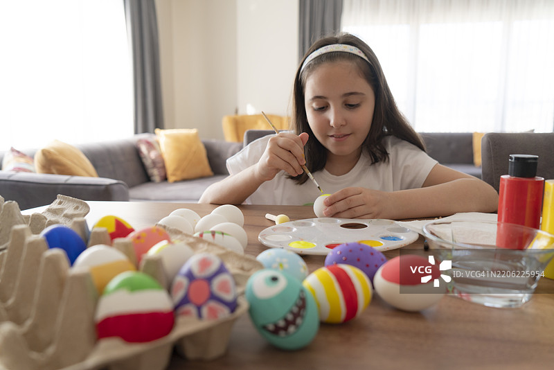 孩子们在绘制复活节彩蛋图片素材