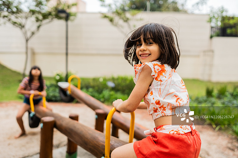 在游乐场玩耍的姐妹俩的肖像图片素材