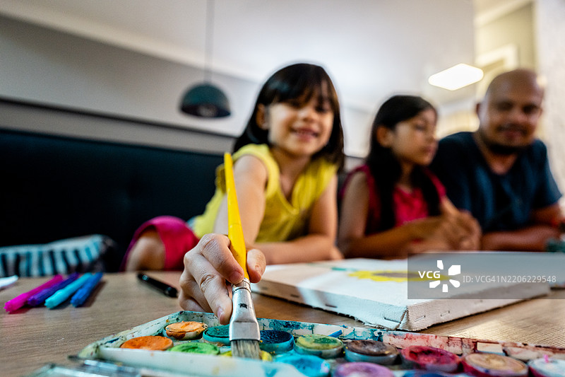女孩在家里专心绘画的特写镜头图片素材