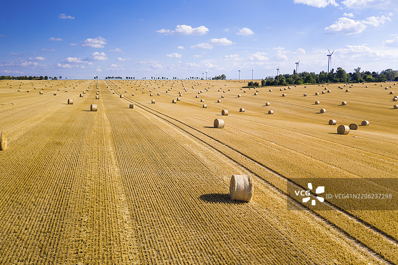 从上方俯瞰德国萨克森州诺森的收割谷物田上的稻草 bale图片素材