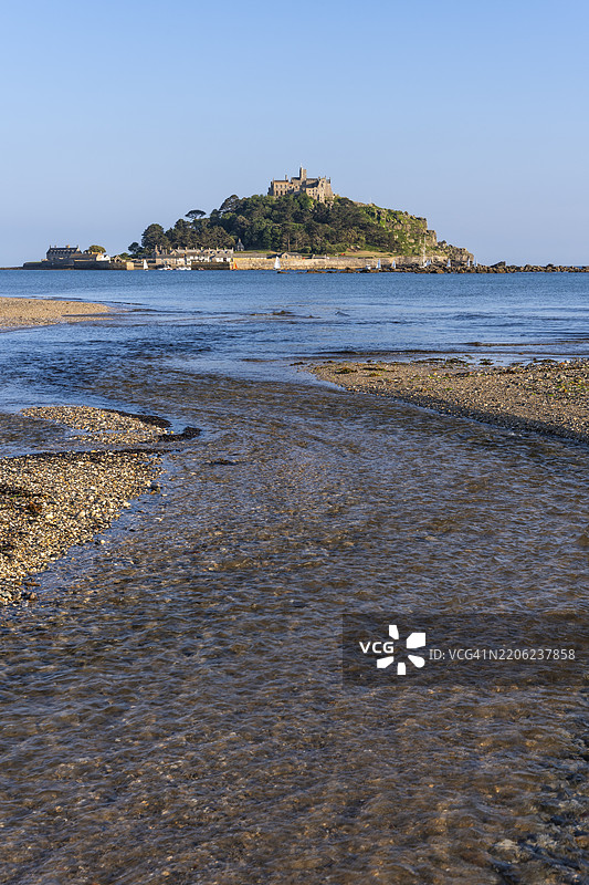 从马拉齐昂海滩俯瞰圣迈克尔山。圣迈克尔山，马拉齐昂，康沃尔，英格兰，英国图片素材