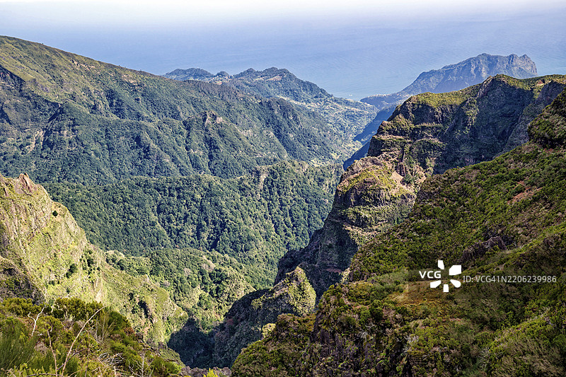 马德拉岛中部山区的中央高地风景，靠近阿雷伊罗峰，岩石、云彩、山脉，欧洲图片素材