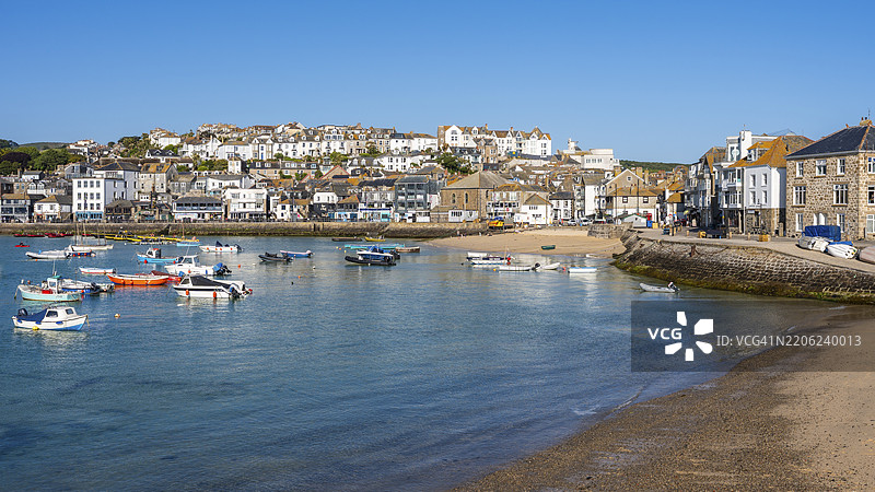 圣艾夫斯的港口、海洋和船只的景观。清晨。圣艾夫斯，康沃尔，英格兰，英国图片素材