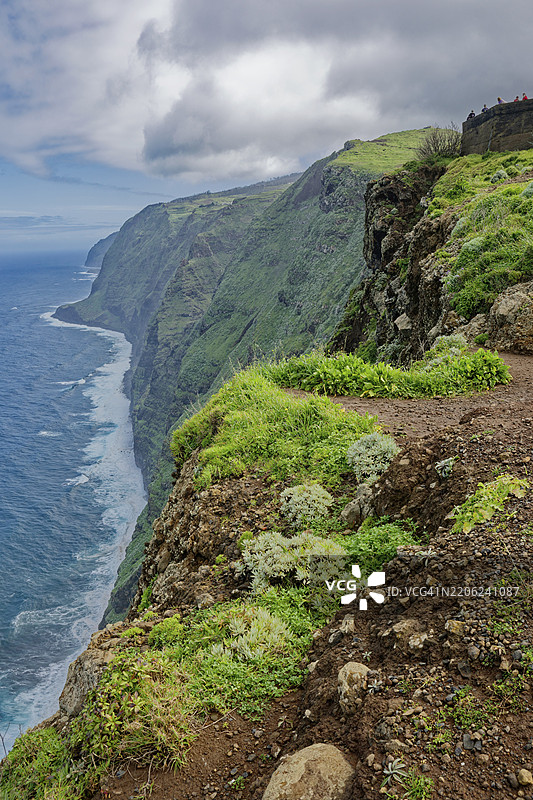 在葡萄牙马德拉岛的Ponta do Pargo灯塔观景点，雨天俯瞰悬崖和大西洋的景色图片素材