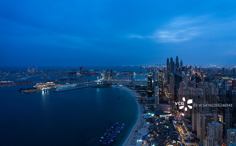 棕榈岛和玛丽娜海滩的夜景图片素材