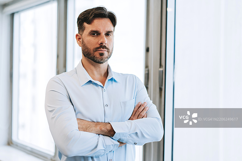 一位双臂交叉的商人肖像图片素材