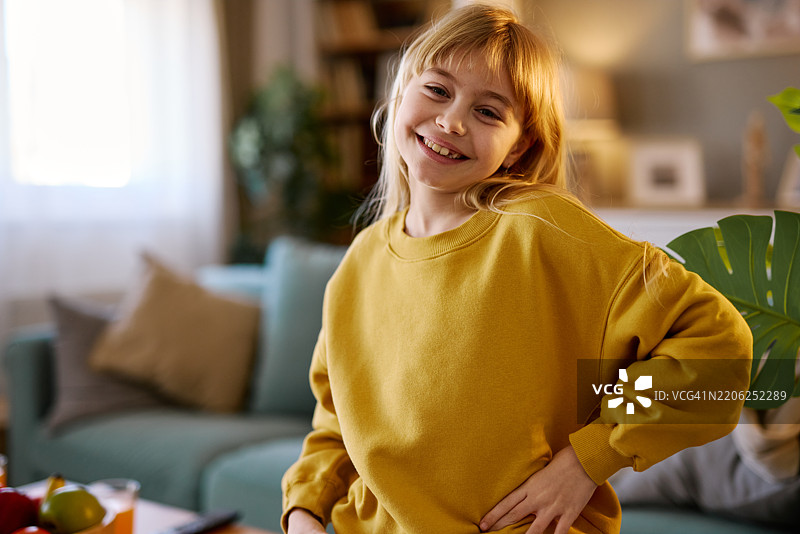 在家客厅里微笑的女孩肖像图片素材