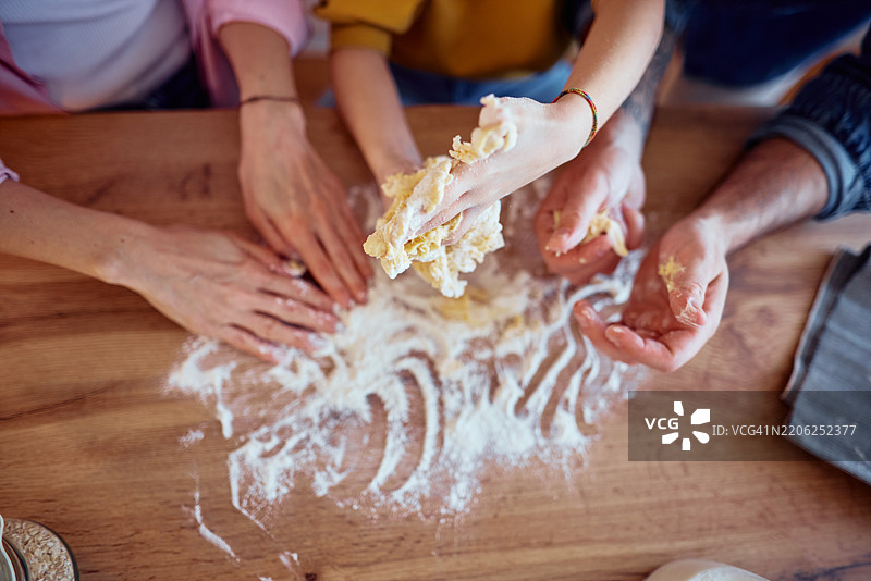 一家人在厨房一起揉面团图片素材