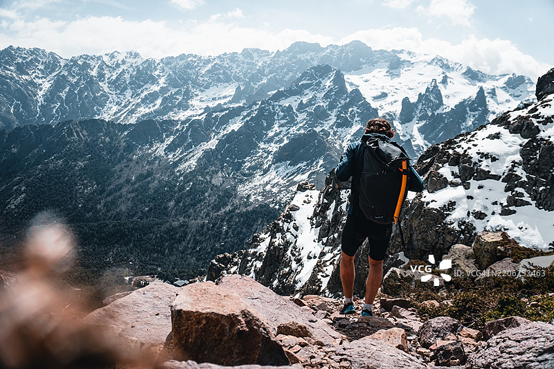 登山者在山脊上图片素材