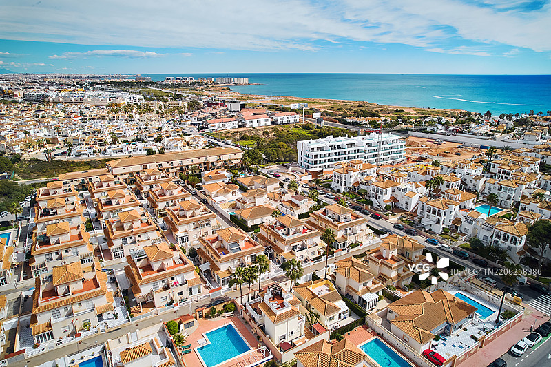 地中海和海滨小镇弗拉门卡的鸟瞰图。西班牙白色海岸。图片素材