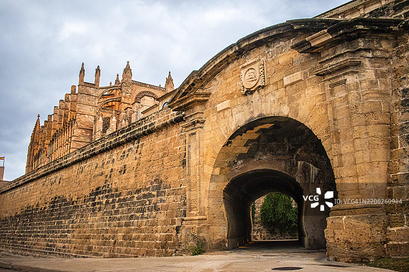 马略卡岛帕尔马的街道与圣玛丽亚大教堂拱门图片素材