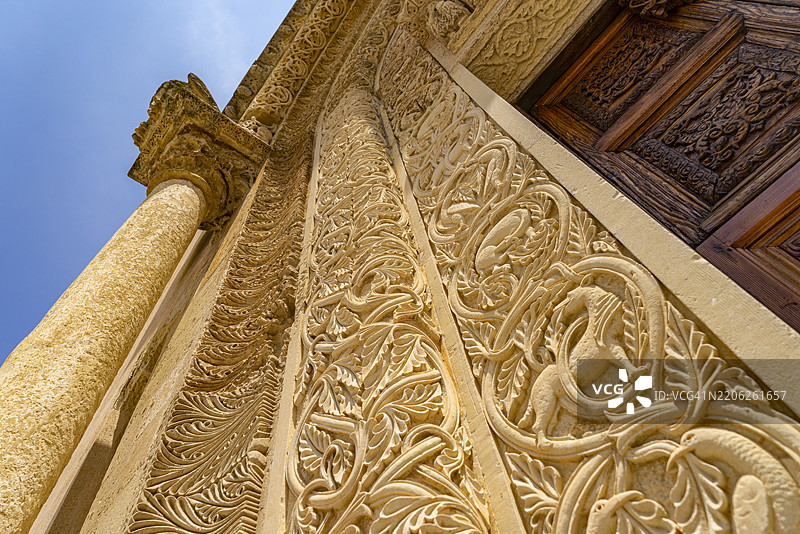 意大利，阿普利亚，加拉蒂纳。圣凯瑟琳大教堂主门的细节。图片素材
