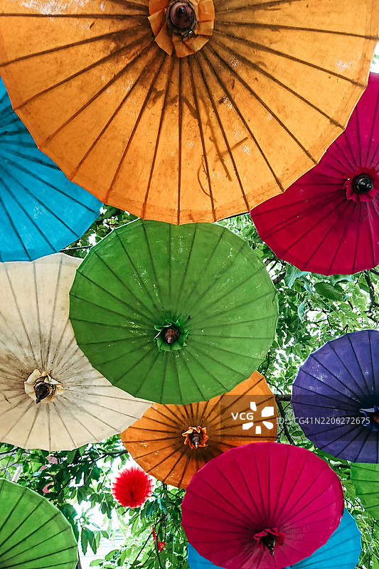 多彩的清迈丝绸伞，产自博桑伞村图片素材