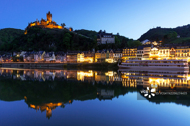 科赫姆及科赫姆城堡在蓝色时刻 - 摩泽尔谷，德国图片素材