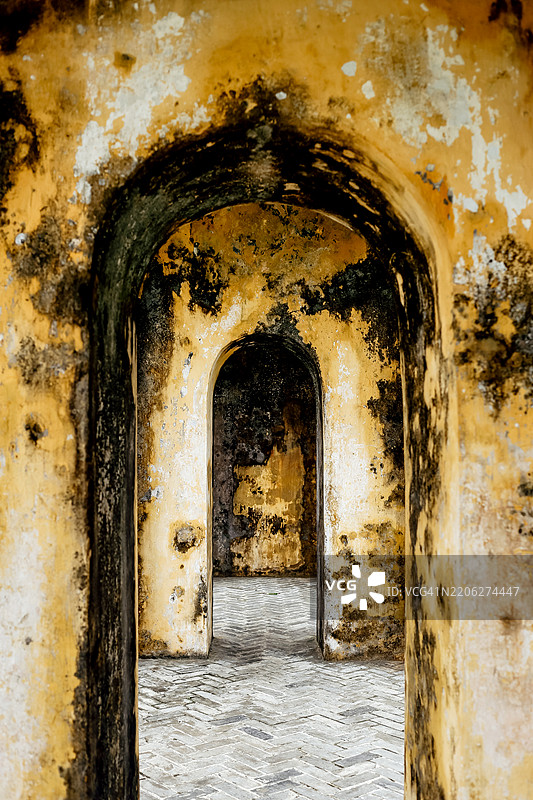 越南中部顺化市孔子庙的拱形门道图片素材