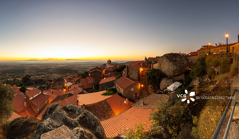 旅行目的地：葡萄牙伊达纳-阿诺瓦的日落历史村庄蒙桑托图片素材