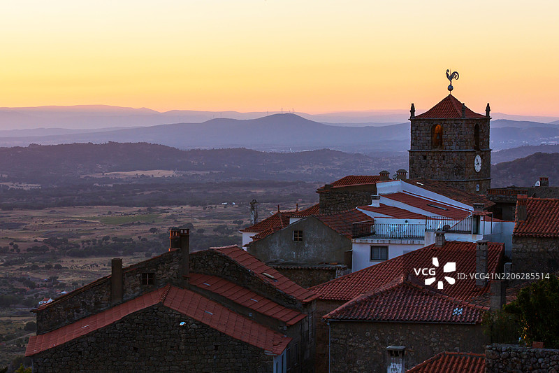 葡萄牙伊达尼亚-阿诺瓦的蒙桑托古镇和教堂在日落时分图片素材