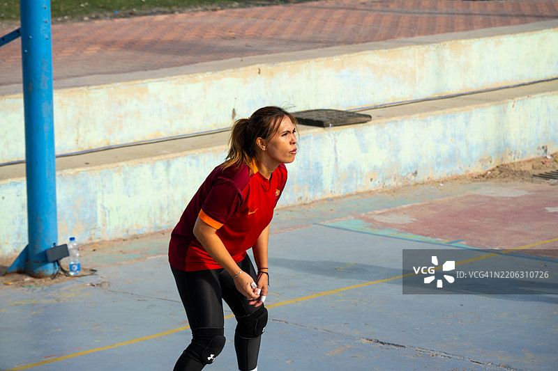 专注的排球运动员在科威特的户外场地上准备比赛图片素材