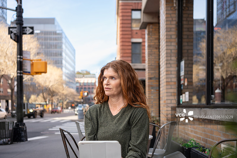 城市中商店前的女商人图片素材