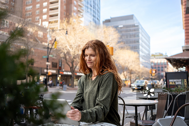 城市中商店前的女商人图片素材