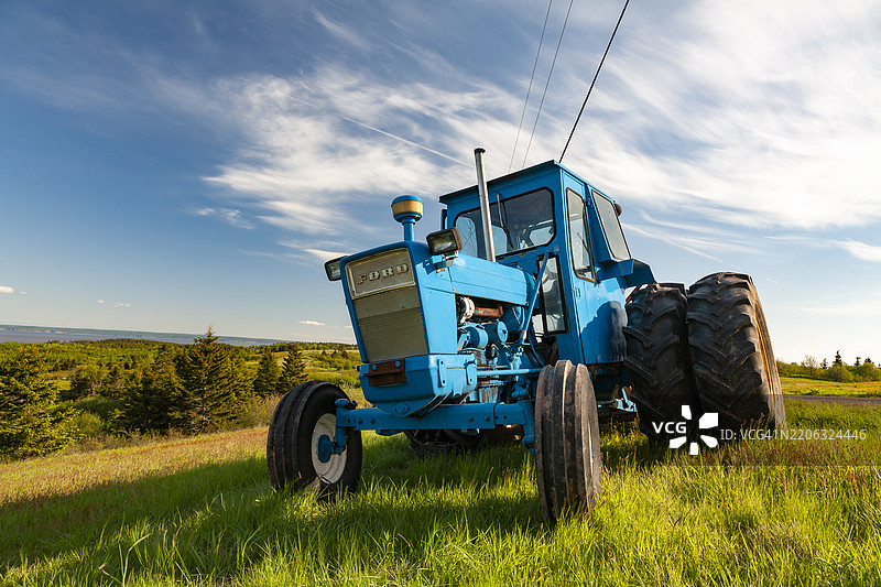 新不伦瑞克 – 田野中的旧拖拉机图片素材